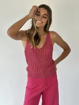 Top fucsia de tejido de punto acanalado, con escote en V y tirantes anchos.