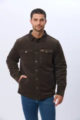 Campera de pana color marrón oscuro con forro de corderito, cuello camisero, bolsillos frontales con solapa y botones metálicos.