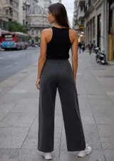 Pantalón de tejido de punto en color beige, con corte recto y holgado, y cintura elástica.