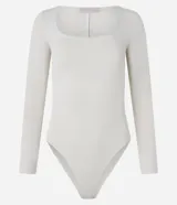 Body marrón de microfibra con escote cuadrado y mangas largas.