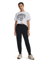 Pantalon de jogging Under Armour modelo Rival Fleece, color negro, con cintura elástica ajustable mediante cordón y puños acanalados en los tobillos. Presenta un diseño deportivo con el logo de la marca bordado en la pierna.