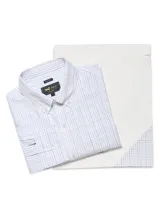Camisa de manga larga RKF con estampado de cuadros finos en tonos azul y negro sobre fondo blanco. Presenta cuello americano abotonado, cierre frontal con botones, puños con doble botón y bolsillo en el pecho con el logo de la marca bordado.