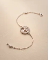 Pulsera de plata 925 con diseño de árbol de la vida en un dije circular rodeado de circonias cúbicas y cadena fina.