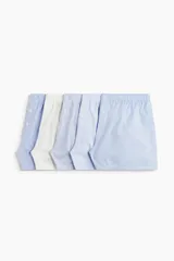 Pack de cinco calzoncillos tipo boxer de algodón, con cintura elástica y cierre frontal de botón. El set incluye modelos lisos y estampados en tonos azules y blanco.