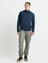 Pantalon cargo de corte ajustado en color verde grisáceo, con bolsillos laterales con solapa y puños elásticos en los tobillos.