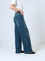 Pantalón de jean azul de corte wide leg con bolsillos cargo laterales.