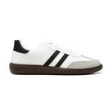 Championes Adidas Samba blancos con las tres tiras laterales negras, puntera de gamuza gris y suela marrón.