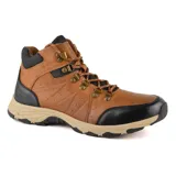 Bota de cuero color marrón con detalles en negro, cordones marrones y suela de goma color beige y negro.