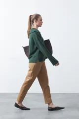 Pantalón negro de corte recto, con cintura definida y bolsillos funcionales.