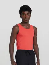 Musculosa de corte slim, color rojo, con cuello redondo y sisas amplias.