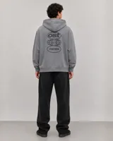 Canguro con capucha gris de corte holgado, con bolsillo frontal tipo canguro y logo pequeño estampado en el centro del pecho.