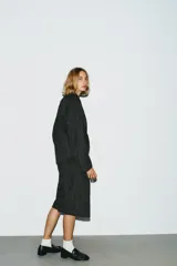 Blazer corto de corte oversize con estampado de cuadros, cuello con solapas de muesca y manga larga. Presenta cierre frontal cruzado con un botón y falsos bolsillos de vivo en el delantero. Incluye forro interior.