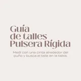 Brazalete tipo esclava de diseño minimalista y superficie lisa, confeccionado en plata 925. Presenta una estructura rígida y abierta, ideal para uso diario.