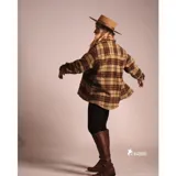 Camisa de abrigo roja y negra a cuadros grandes, de corte recto y manga larga.