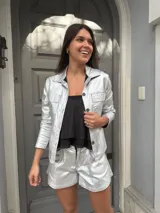 Short plateado de eco cuero metalizado elastizado, de tiro alto y corte acampanado.