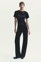 Jeans de tiro alto y estilo wide leg, con diseño de cinco bolsillos, lavado oscuro con efecto desgastado, pierna ancha larga y bajo sin costuras.