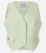 Chaleco de crepe color verde menta con escote en V profundo, sin mangas, bolsillos o falsas solapas con botones dorados y ruedo asimétrico en punta.