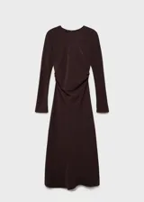 Vestido midi de color marrón oscuro, con cuello redondo, manga larga y diseño evasé. Presenta un detalle drapeado en la cintura y cierre de cremallera en la parte posterior.