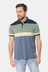 Remera polo de piqué a rayas horizontales en verde, salmón, blanco y azul marino. Tiene cuello clásico, tapeta con dos botones y logo bordado en el pecho.