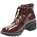 Bota acordonada de estilo urbano en acabado charol color bordó. Presenta una suela de goma robusta con plataforma y un taco cuadrado de altura media. Incluye ojales metálicos dorados y cordones al tono.