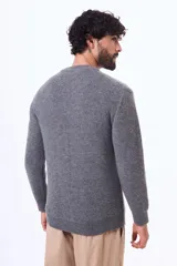 Buzo de tejido de punto con cuello redondo, de corte clásico y manga larga, con puños y ruedo acanalados.