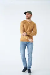 Sweater de punto con textura geométrica, color gris, de cuello redondo y manga larga. Presenta puños y ruedo acanalados con detalle de borde en color oscuro y logo bordado en el pecho.