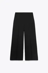 Pantalón culotte de tiro alto con pernera ancha y corta. Presenta bolsillos delanteros y cierre lateral con cremallera oculta.