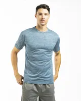 Remera deportiva de manga corta y cuello redondo, color azul jaspeado, con corte ajustado al cuerpo.