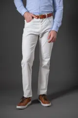 Pantalón de algodón blanco, estilo cinco bolsillos, corte classic fit.