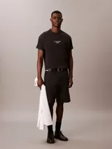 Remera negra de corte relajado, confeccionada en algodón suave y transpirable, con cuello redondo, mangas cortas y logotipo de Calvin Klein Jeans en relieve en el pecho.