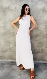 Vestido largo blanco con espalda descubierta y tirantes finos que se atan en la parte superior de la espalda.