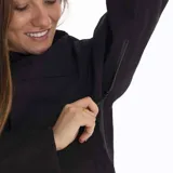 Campera impermeable negra con capucha, cierre frontal completo y bolsillos laterales. Confeccionada en tejido técnico resistente al agua y al viento, diseñada para actividades al aire libre y uso urbano.