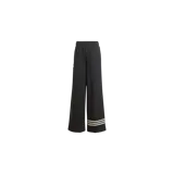 Pantalón deportivo Adidas Adicolor Neuclassics de corte holgado y pernera ancha, color negro. Presenta una cintura elástica y tres rayas horizontales blancas en el dobladillo inferior de la pierna izquierda.