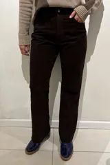 Pantalón de cuero ovino italiano, de corte recto y tiro medio, con cierre frontal y bolsillos laterales.