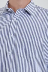 Camisa celeste y blanca a rayas verticales, de manga larga con puños abotonados y cuello clásico.