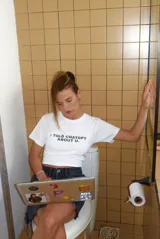 Remera blanca de algodón, corte ajustado y manga corta, con estampa frontal en negro que dice "I TOLD CHATGPT ABOUT U.".