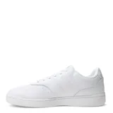 Championes urbanos New Balance de estilo court, totalmente blancos, confeccionados en una combinación de cuero y materiales sintéticos. Presentan el logo N característico en el lateral y suela de goma para mayor tracción.