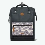 Mochila Cabaia modelo Adventurer Le Havre, color azul con detalles en marrón. Confeccionada en poliéster impermeable, cuenta con sistema MOLLE, compartimento acolchado para tablet o PC, correa para sujetar a la maleta y tirantes acolchados antitranspirantes.