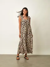 Vestido midi negro con estampado gráfico en blanco, de corte amplio y escote redondo con tirantes anudados en los hombros.