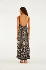 Vestido largo negro con estampado paisley y floral en tonos celestes y beiges, de silueta fluida, con escote en V profundo y tirantes finos.