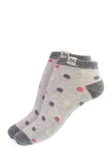 Medias soquetes de color gris melange con estampado de lunares en tonos rosados, grises y amarillos, talones y punteras en color gris oscuro, y etiqueta decorativa en el borde superior.