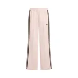 Pantalón deportivo Adidas de corte holgado y pernera ancha, en color rosado con bandas laterales oscuras y el clásico logo del trébol bordado. Cuenta con cintura elástica y bolsillos laterales.
