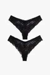 Bombacha estilo brasileira de encaje negro, de tiro bajo con cintura en V y detalle de pequeño lazo al frente, con diseño cavado en la parte trasera.
