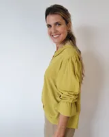 Blusa de algodón con cuello mao y volados, mangas largas con puños elásticos y corte holgado.