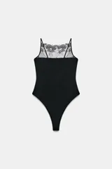 Body de poliamida elástica de color negro, con escote recto, tirantes finos y detalle de encaje floral semitransparente en la parte superior.