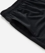 Bermuda masculina color gris oscuro con textura de microperforaciones, cintura elástica con cordón ajustable y bolsillos.