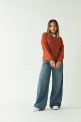 Sweater tejido de punto color ladrillo, con escote en V y mangas largas.