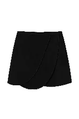 Falda corta tipo wrap de color negro, con diseño de solapas superpuestas y bordes redondeados.