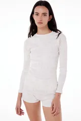 Remera manga larga de tela morley color beige con estampado BLKMBA a tono.