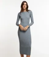 Vestido midi de punto acanalado, con diseño ajustado al cuerpo, cuello barco y mangas largas. Confeccionado en tejido de punto texturizado.